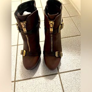 BCBGeneration leather ankle boots  size 9.5.